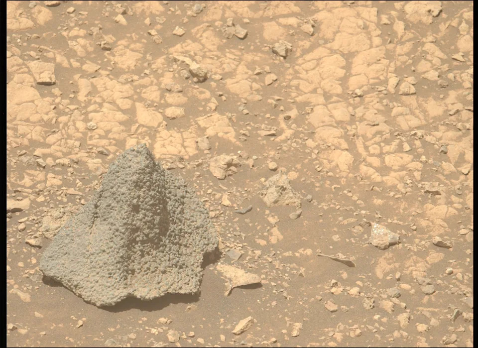 Mars Rover Captures Striking Rock Formation Resembling a Helmet 1 Mars Rover Captures Striking Rock Formation Resembling a Helmet - readd.org 2025