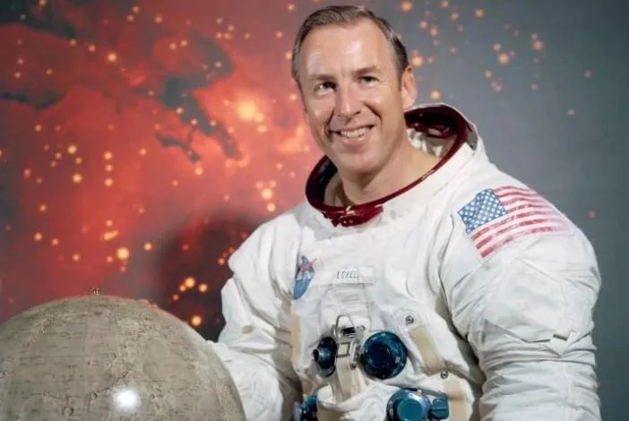 James Lovell, Apollo 13 Commander, Dies at 97 1 James Lovell, Apollo 13 Commander, Dies at 97 - readd.org 2025