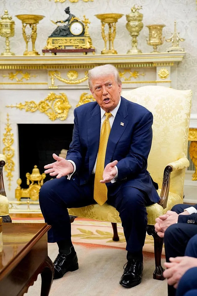 **Trump's Golden Oval Office Overhaul Draws Criticism Online** 1 **Trump's Golden Oval Office Overhaul Draws Criticism Online** - readd.org 2025