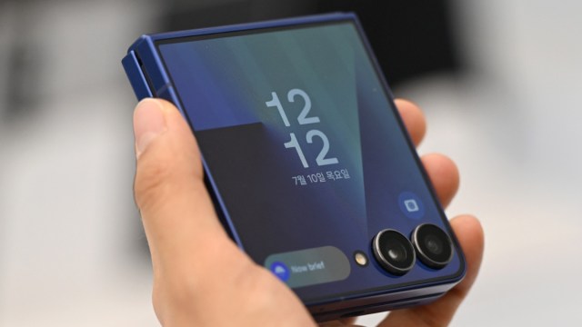 Samsung Galaxy Z Fold 7 Endurance Tested: YouTuber Reaches 200,000 Folds - readd.org 2025